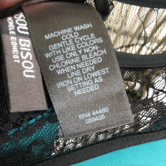 V neck top with black lace detail. Deep V in back - Picture 7 of 8